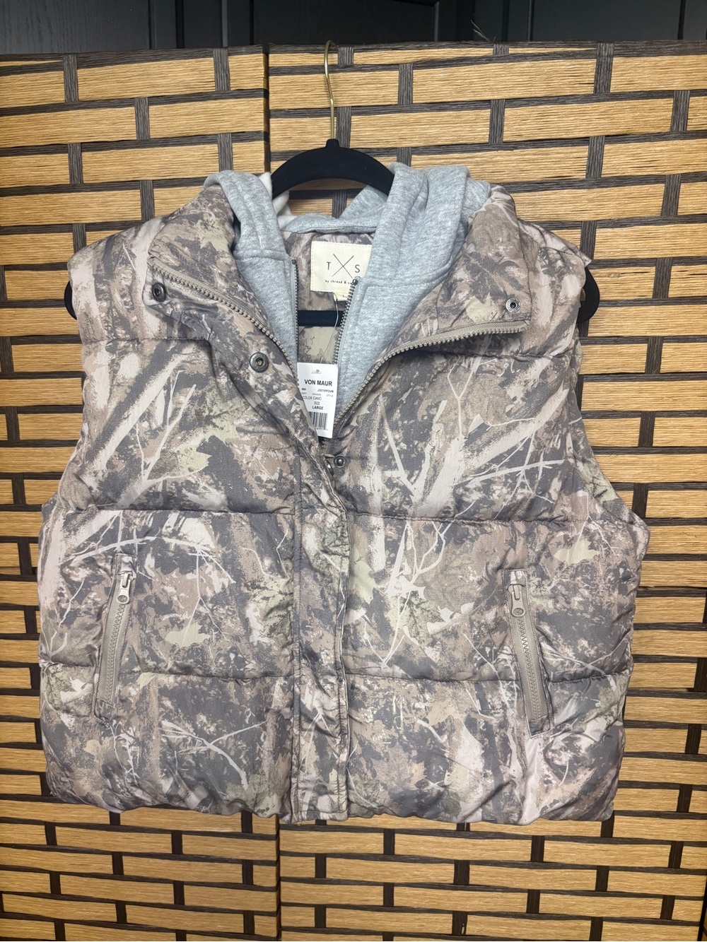 Thread & supply camo hooded puffer vest size large